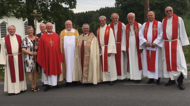 På bildet fra venstre: Torleiv Austad (nær slekt av en ordinand fra 1944), Eva McKenna (Nes og Helgøya historielag), Kjell Skaugen (leder i Nes menighetsråd), Ørn Bardur Jonsson (sokneprest på Nes), Atle Sommerfeldt (visepreses, og biskop i Borg bispedømme) og biskop Solveig Fiske. Deretter følger Vemund Koren, Leiv Raustøl, Hans Erik Raustøl, Per August Sørensen og Tor Johan Sørensen Grevo - alle etterkommere av prester som ble ordinert i 1944. Foto: Anita Ihle Steen.