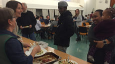 En onsdag i måneden møtes alle som vil til felles middag på bygdestua ved Hoff kirke på Østre Toten. Menigheten inviterer. Foto: JV