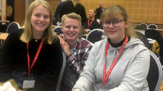 Delegatene fra Hamar fv. Louise Knutsen, Magnus Kessel og Matilde Ødegaard. De har jobbet spesielt med en sak om gudstjenester i konfirmasjonstida.