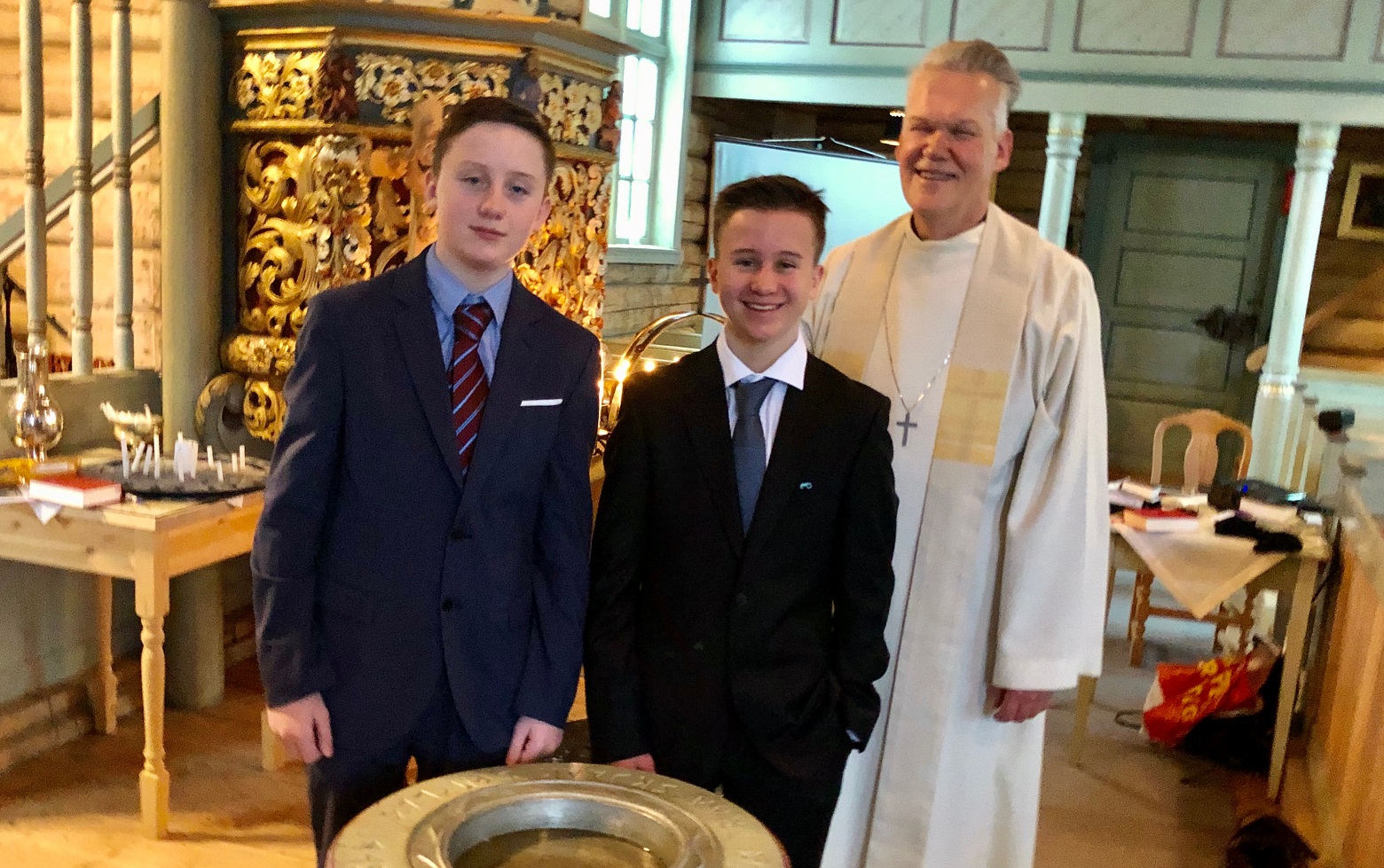 Tvillingane Jens og Jørgen Lyngved har akkurat vorte døypte av sokneprest Kåre Gloslie i Skjåk. Foto: Jorun Vang