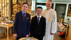 Tvillingane Jens og Jørgen Lyngved har akkurat vorte døypte av sokneprest Kåre Gloslie i Skjåk. Foto: Jorun Vang