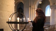 I Ringsaker og i andre kirker som er åpne Allehelgen, kan du tenne lys for håp, til minne om noen som har gått bort. Foto: Kai Ove Berg