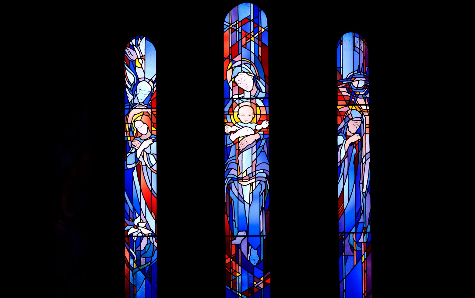 Glassmaleri av Veslemøy Nystedt Stoltenberg i Mariakirken på Granavollen. Motivene viser Maria bebudelse, Maria med barnet og Maria ved korset. Foto: Steffen Laursen.