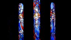 Glassmaleri av Veslemøy Nystedt Stoltenberg i Mariakirken på Granavollen. Motivene viser Maria bebudelse, Maria med barnet og Maria ved korset. Foto: Steffen Laursen.