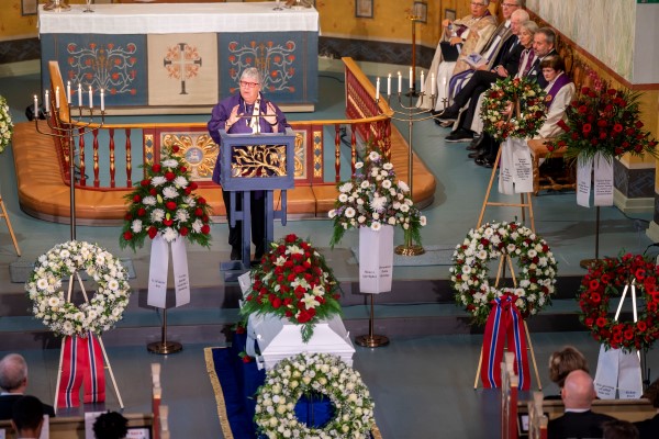 Susanne Sønderbo taler i Rosemarie Köhns begravelse. Foto: Heiko Junge/NTB