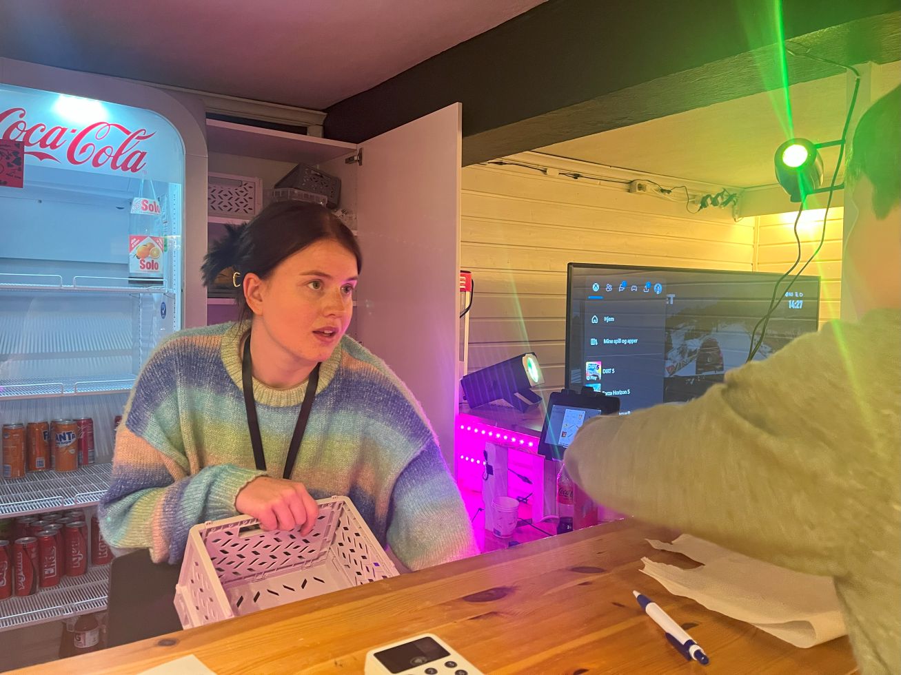 Hedda Hvindenbråten er i full sving med ansvar for aktivitetstilbud for barn i kirkekjelleren første dag på jobb som lærling. Foto: Hamar bispedømmeråd