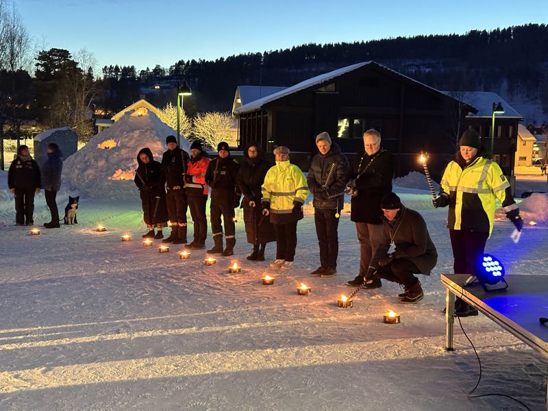 Biskop Ole Kristian Bonden tenner fakkel til minne om trafikkofra i 2024. Foto: Hamar bispedømmeråd