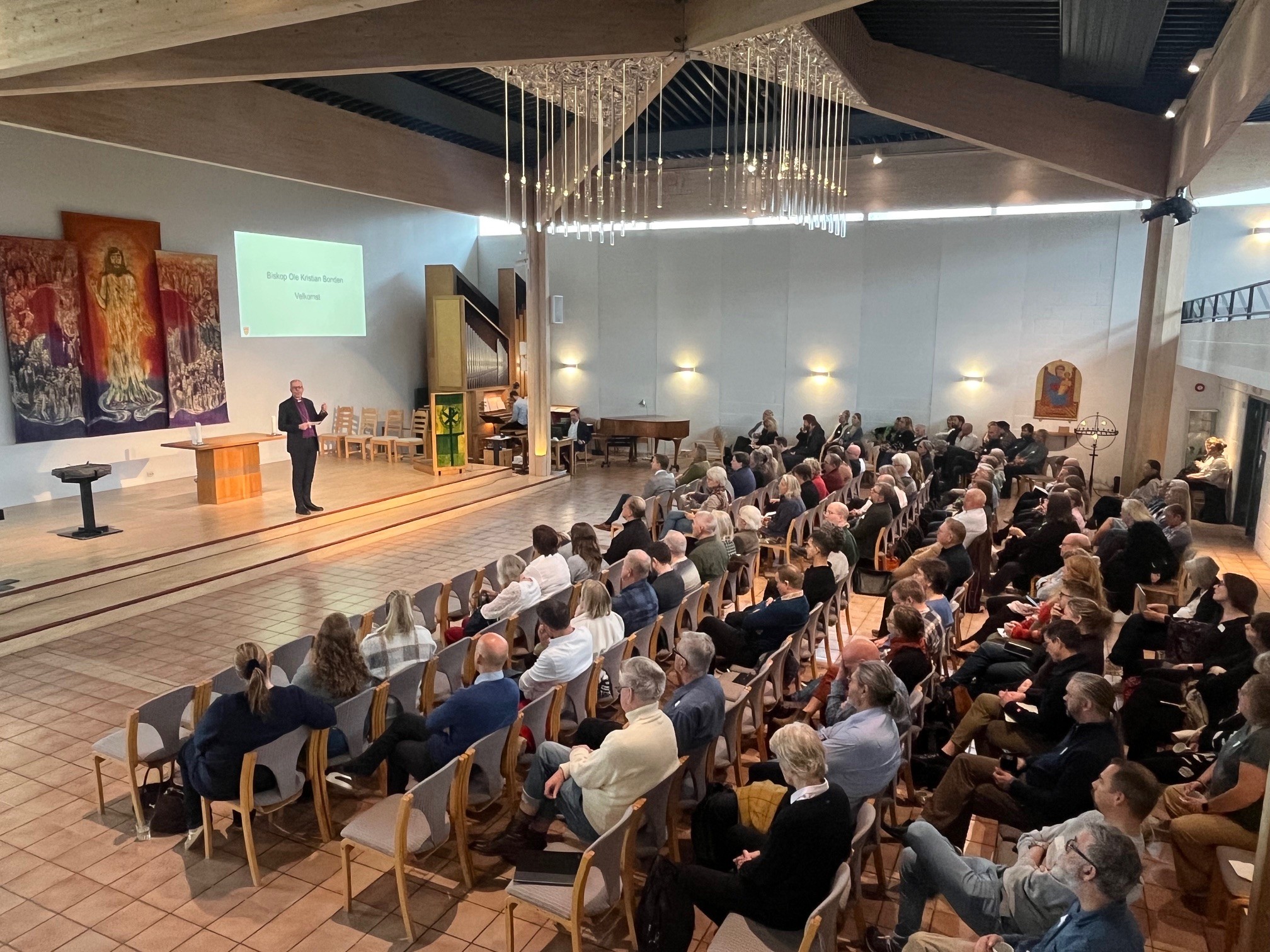 Nærmere 120 vigslede medarbeidere var samlet til fagdag i Storhamar kirke 1. oktober. Foto: Hamar bispedømmeråd