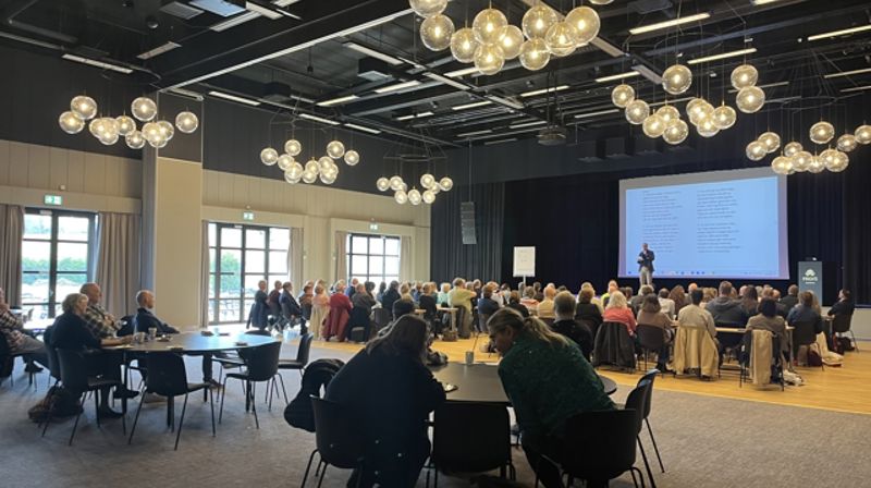 Biskop Ole Kristian Bonden innleder til allsang i konferansesalen på Olrud i Hamar. Foto: Hamar bispedømmeråd