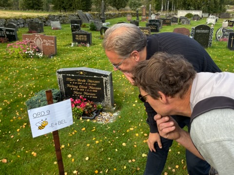 Rebus på kirkegården er en av aktivitetene i et større samarbeid kirken har med skolene i Sør-Odal. Foto: Per-Ivar Sveheim