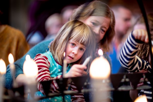 Misjon er å vende blikket ut mot verden, for eksempel ved å tenne et lys. Foto: Bo Mathisen