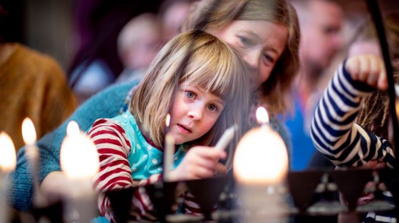 Misjon er å vende blikket ut mot verden, for eksempel ved å tenne et lys. Foto: Bo Mathisen