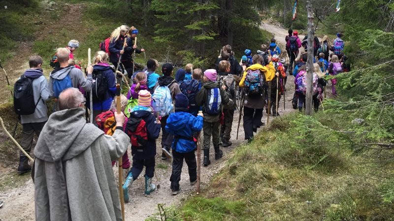 Fra pilegrimsvandring - etter samarbeid mellom pilegrimspresten i Hamar bispedømme og en skole. Foto: H. Midthun