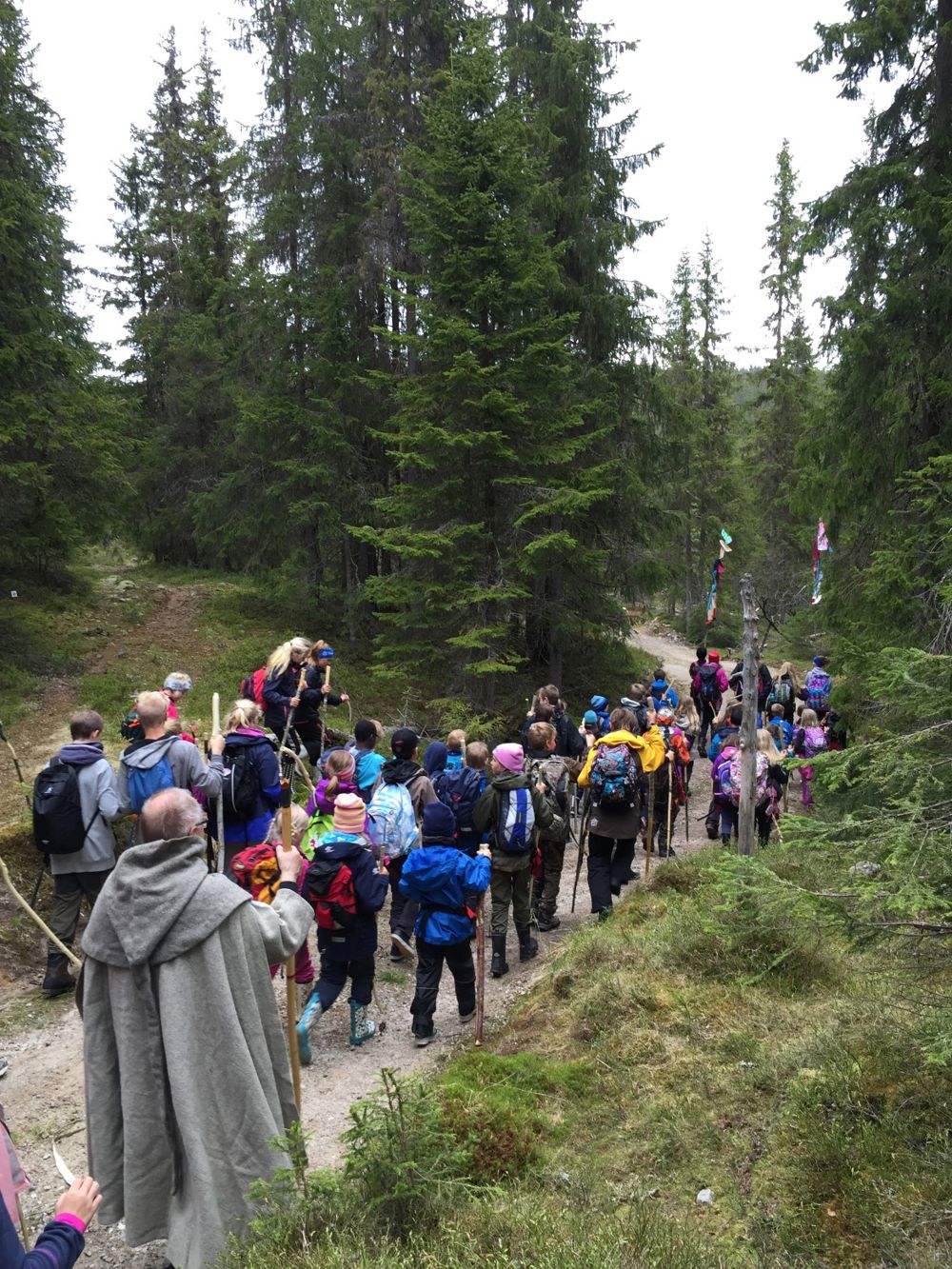 Skole-/kirkesamarbeid - pilegrimsprest Arne Bakken på vandring sammen med elever 1.-7. trinn