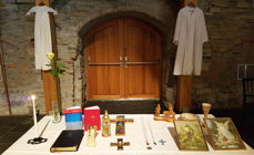 En slik installasjon kan minner oss på de helt sentrale skattene vi forvalter som kirke. Bibel og salmebok, konfirmantkapper og andaktsbilder. Dåpskjoler og nattverdsutstyr.