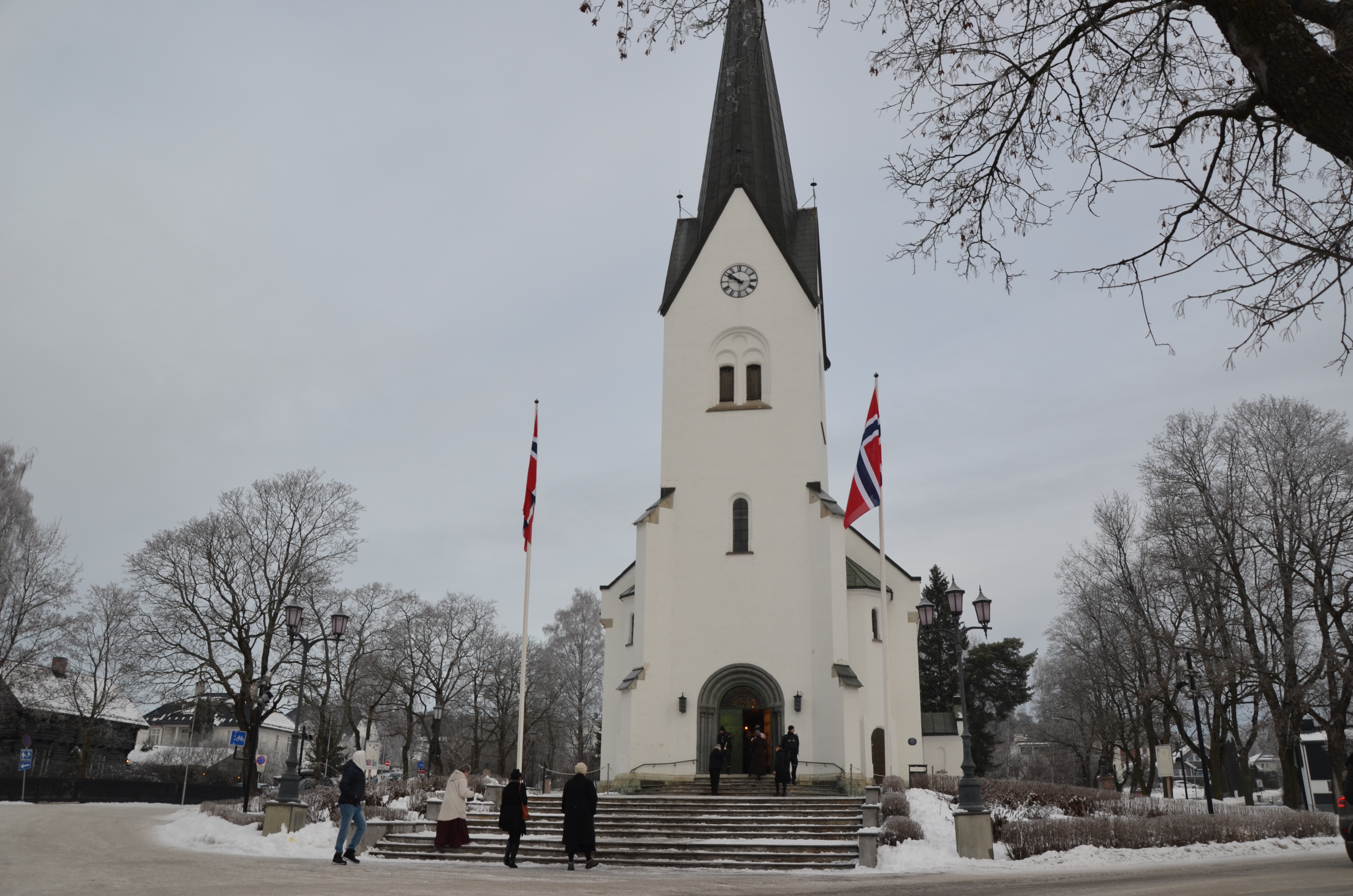 Hamar domkirke flagger til fest Foto: Hamar bispedømme