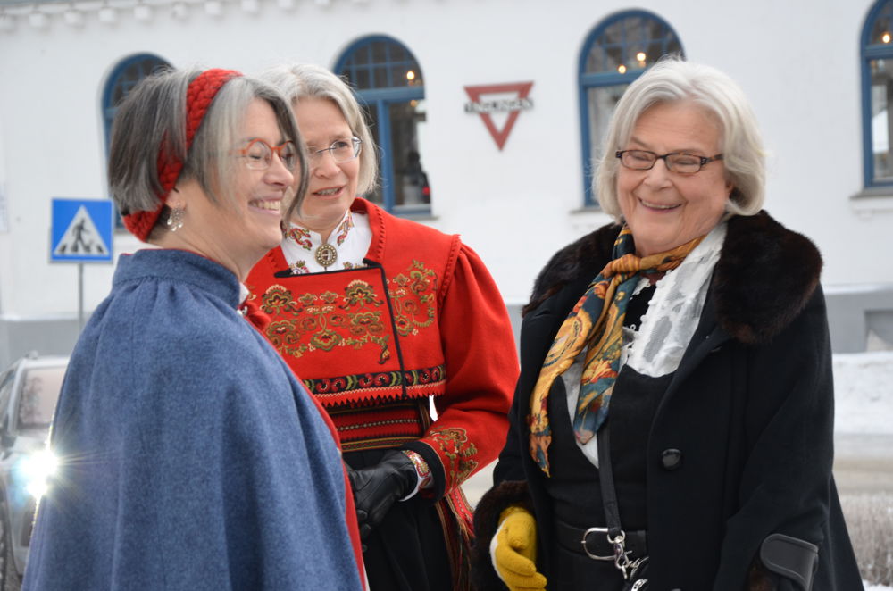 Tekstilkunstner Borgny Farstad Svalastog tas imot av bispedømmerådets leder Gunhild Tomter Alstad. Foto: Hamar bispedømme