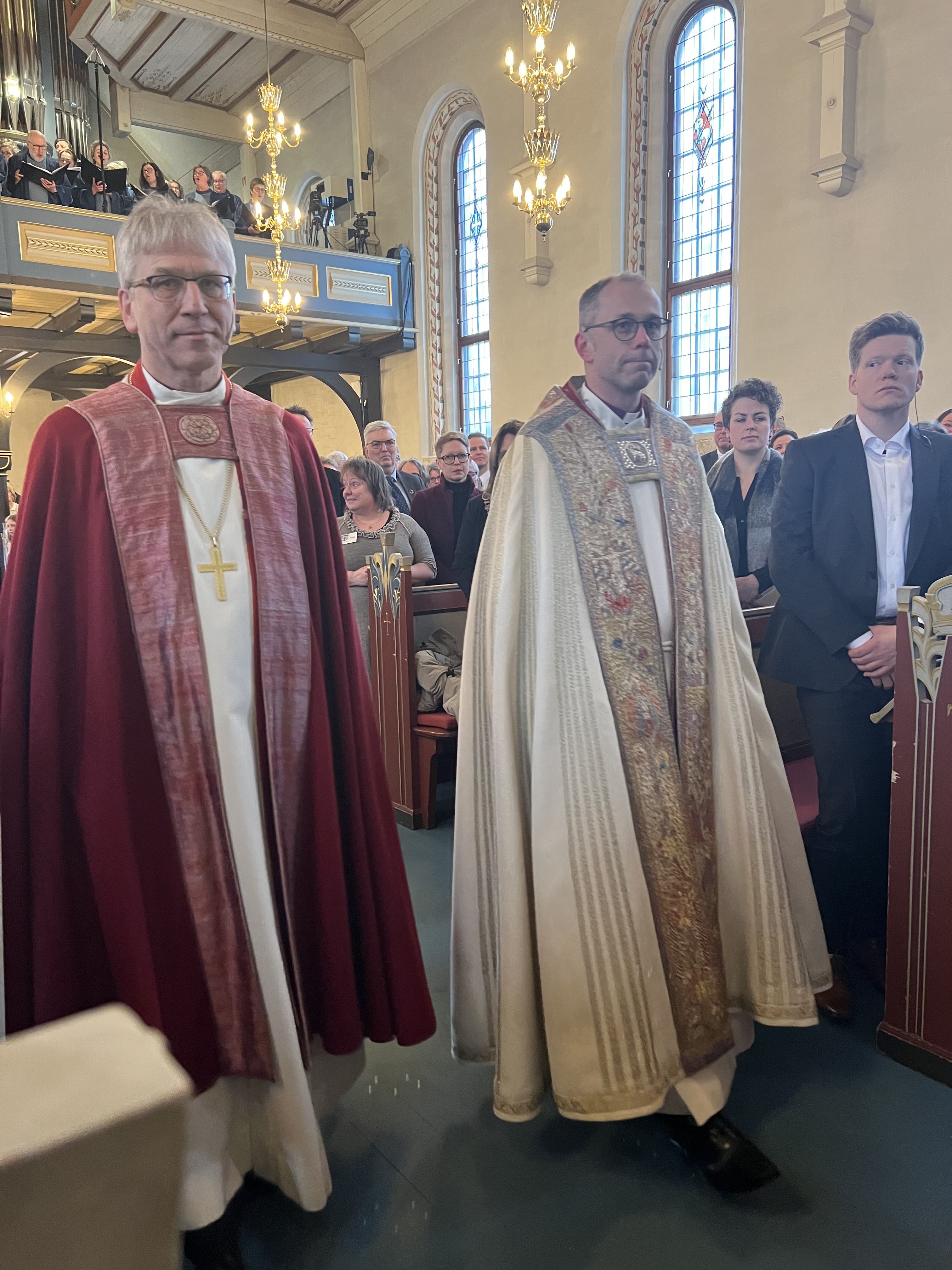 Preses Olav Fykse Tveit følger Ole Kristian Bonden inn til gudstjenesten der Bonden skal innsettes som biskop. Foto: Hamar bispedømme