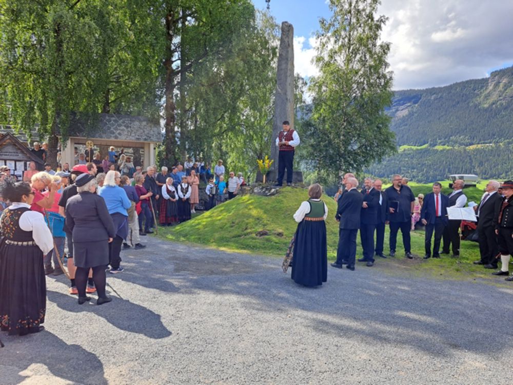 Ordførar i Vestre Slidre, Haldor Ødegård helste velkomen til Olsokfeiring og leia programmet utanfor kyrkjeporten før fredsmessa tok til.  Foto: Carl Philip Weisser