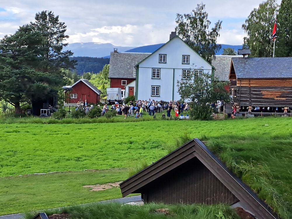 Etter fredsmessa med rundt 300 deltakarar ute og inne, var det folkefest i Slidre Prestegard. Barne- og familieminister Kjersti Toppe deltok, og likeså alle seks ordførarane i Valdres saman med dyktige representantar for alle kulturskulene. Foto: Carl Philip Weisser