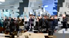 Biskop Bonden møter formannskapet i Gjøvik. Ordfører Anne Bjertnæs til høyre for biskopen. Foto: Hamar bispedømmeråd.