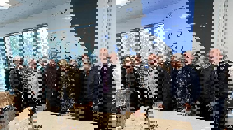 Biskop Bonden møter formannskapet i Gjøvik. Ordfører Anne Bjertnæs til høyre for biskopen. Foto: Hamar bispedømmeråd.