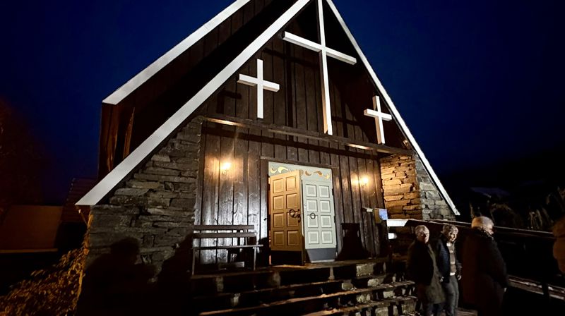 I Øyjar kapell var det folkemusikk-kveld ein av visitasdagane. Foto: Inger Johanne Østby