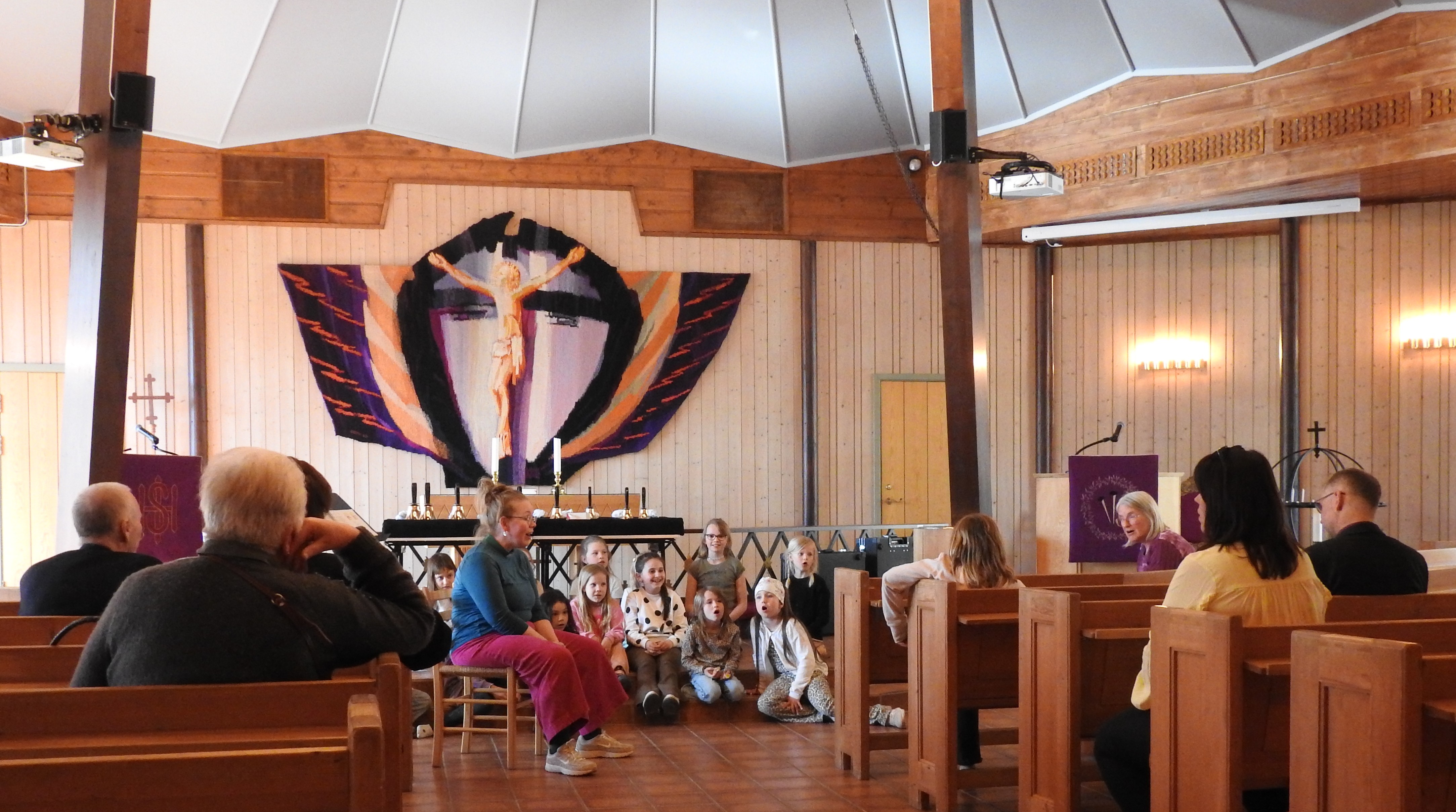 Biskopen fikk være med på barnekor-øving i Tingnes kirke. Foto: Hans Enger