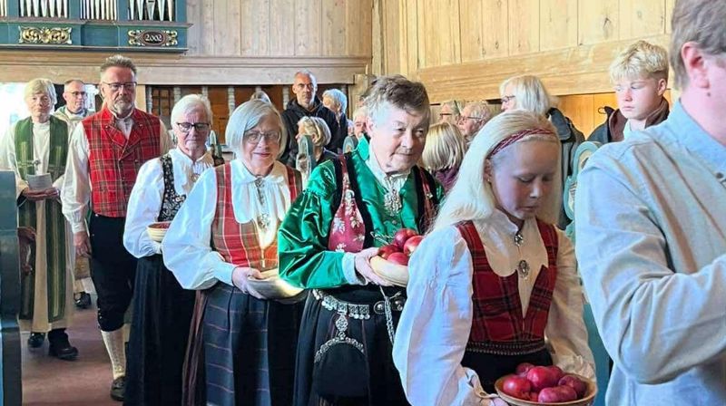 "ei mor for sjel i strid og byd oss sin hjartevarme", frå diktet om Vågåkyrkja av Anders Skrede som er tonsett. Foto: Vågåkyrkja.