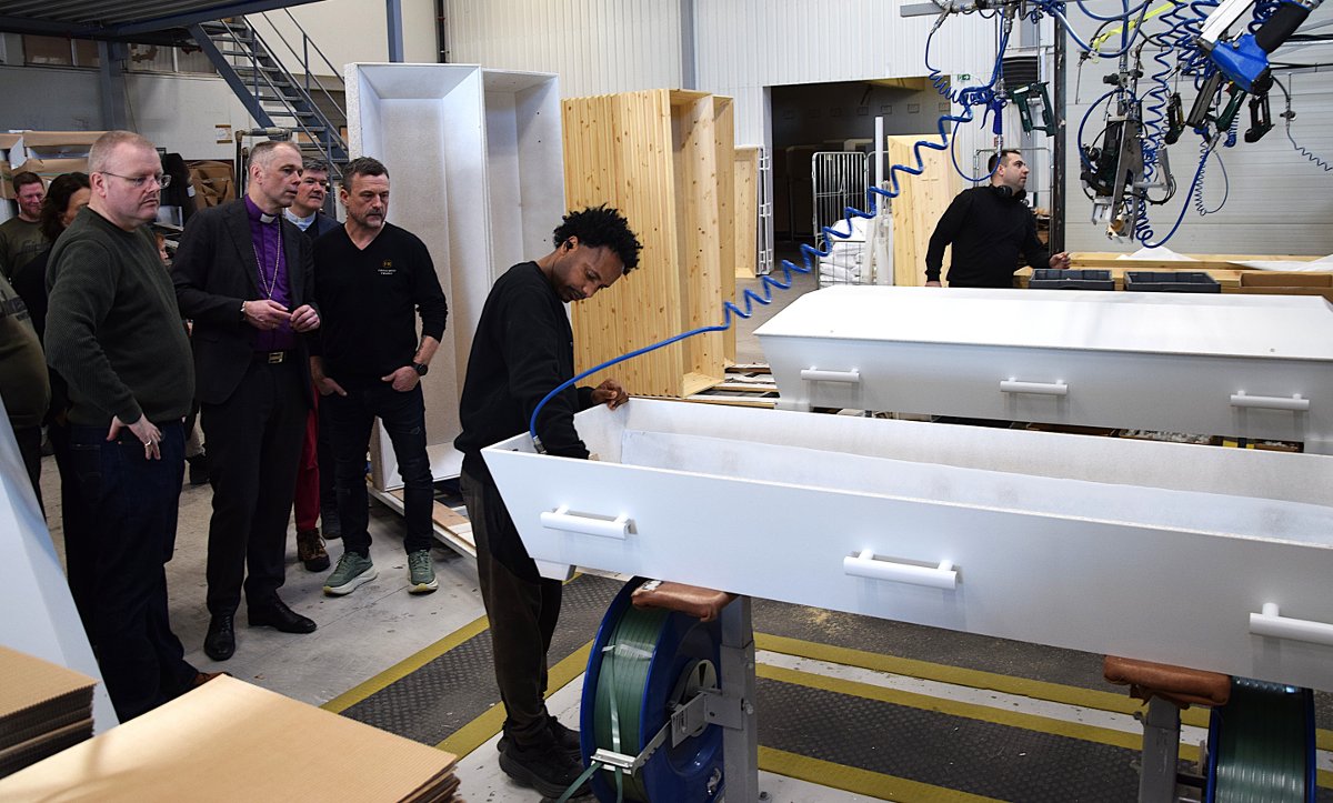 Biskopen besøkte kistebedriften Trosterud Freno som produserer 86% av kistene til begravelser i Norge. Foto: Toten Idag/OA. 