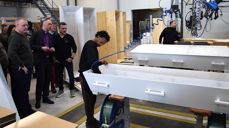 Biskopen besøkte kistebedriften Trosterud Freno som produserer 86% av kistene til begravelser i Norge. Foto: Toten Idag/OA.