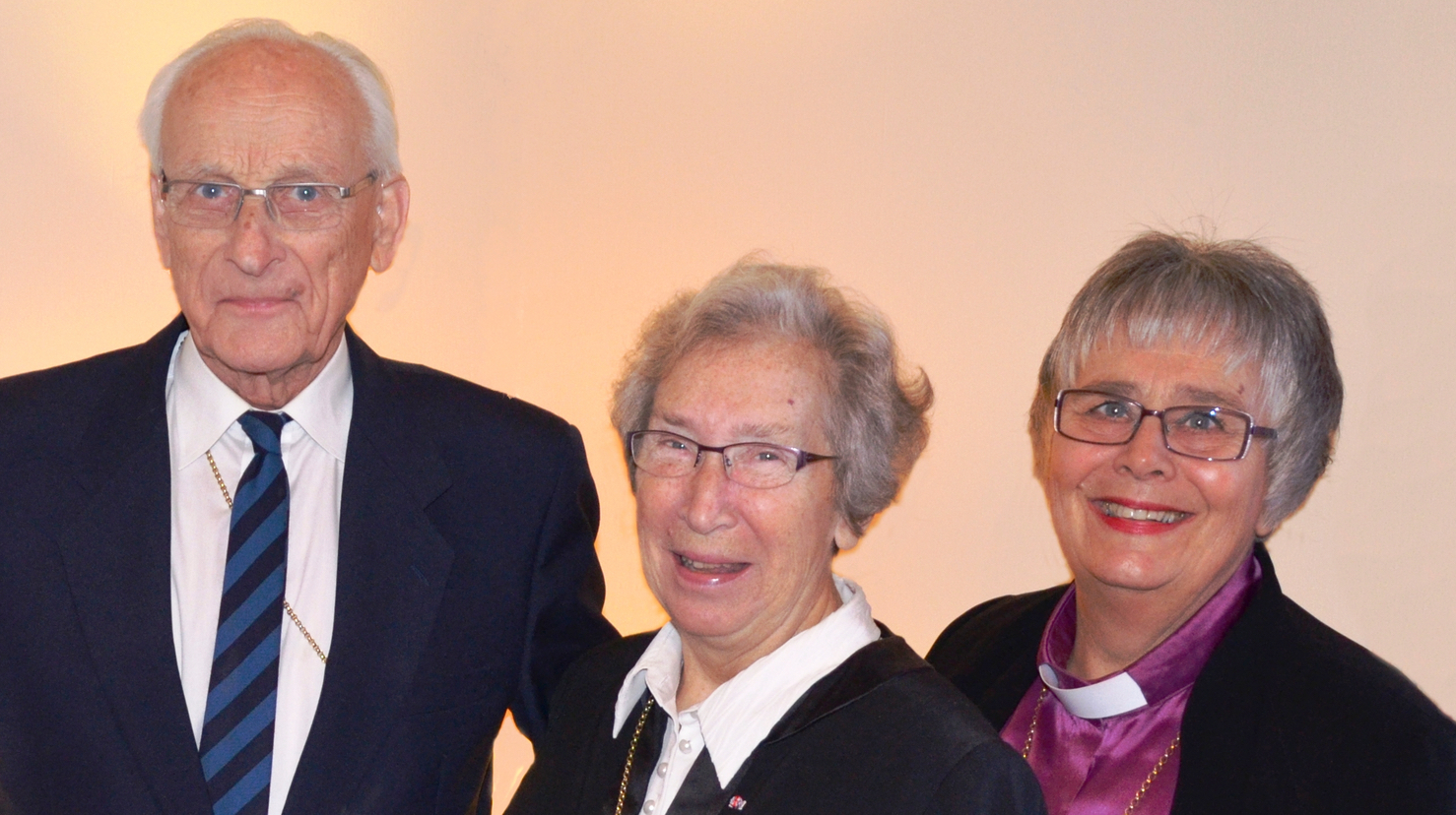 Biskop emeritus Georg Hille sammen med biskop emerita Rosemarie Köhn og biskop emerita Solveig Fiske. Bildet er tatt under biskopens nyttårsmottakelse i 2014. Foto: Britt Agnete Enemo