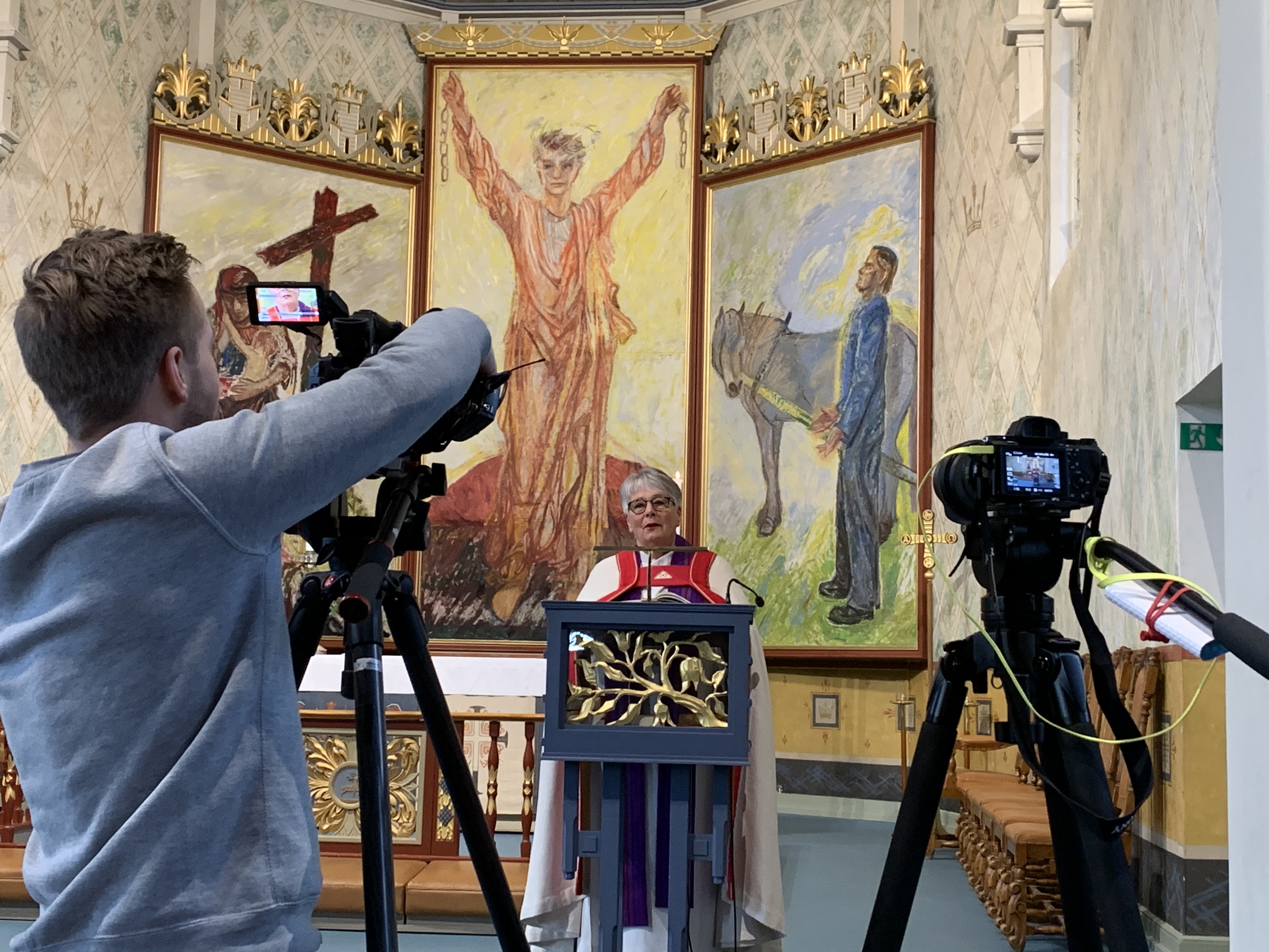 Biskop Solveig Fiske under opptak av Messe for håp