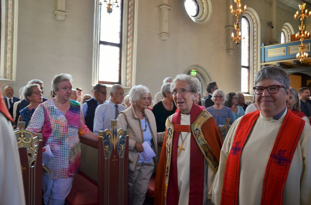 Rose på vei inn i en fullsatt kirke