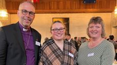 Vanja Hole Joramo skal representere Hamar bispedømme i det nasjonale styret de neste fire årene. Hun får støtte fra biskop Ole Kristian Bonden og bispedømmerådets leder Kjersti Drtina Øversveen. Foto: Hamar bispedømmeråd.