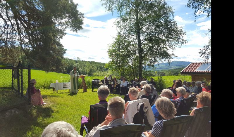 Bildet er fra en utegudtstjeneste ved Tokstadfurua i 2017. Foto: Kirken i Ringsaker