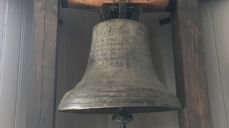 Kirkeklokke fra våpenhuset i Åsnes kirke. Foto: Britt Agnethe Enemo