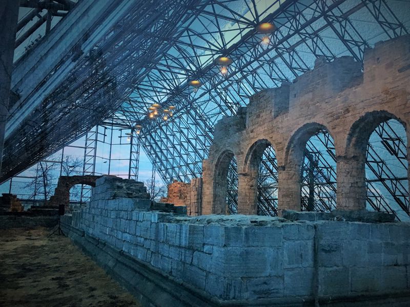 Domkirkeruinene på Domkirkeodden er rammen for arrangementet i mai 2027. Foto: annomuseum.no