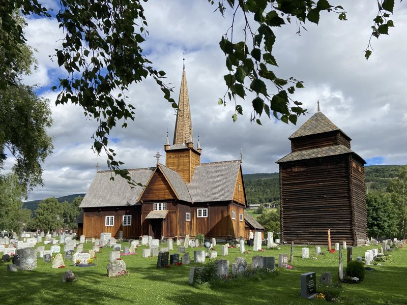 Vågåkyrkja frå tidleg 1600-talet er eit landemerke i Ottadalen. Foto: Aslaug S. Haugen