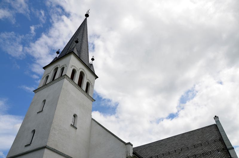 Vigslingen foregår i Furnes kirke bygd i 1708. Foto: Aslaug S. Haugen