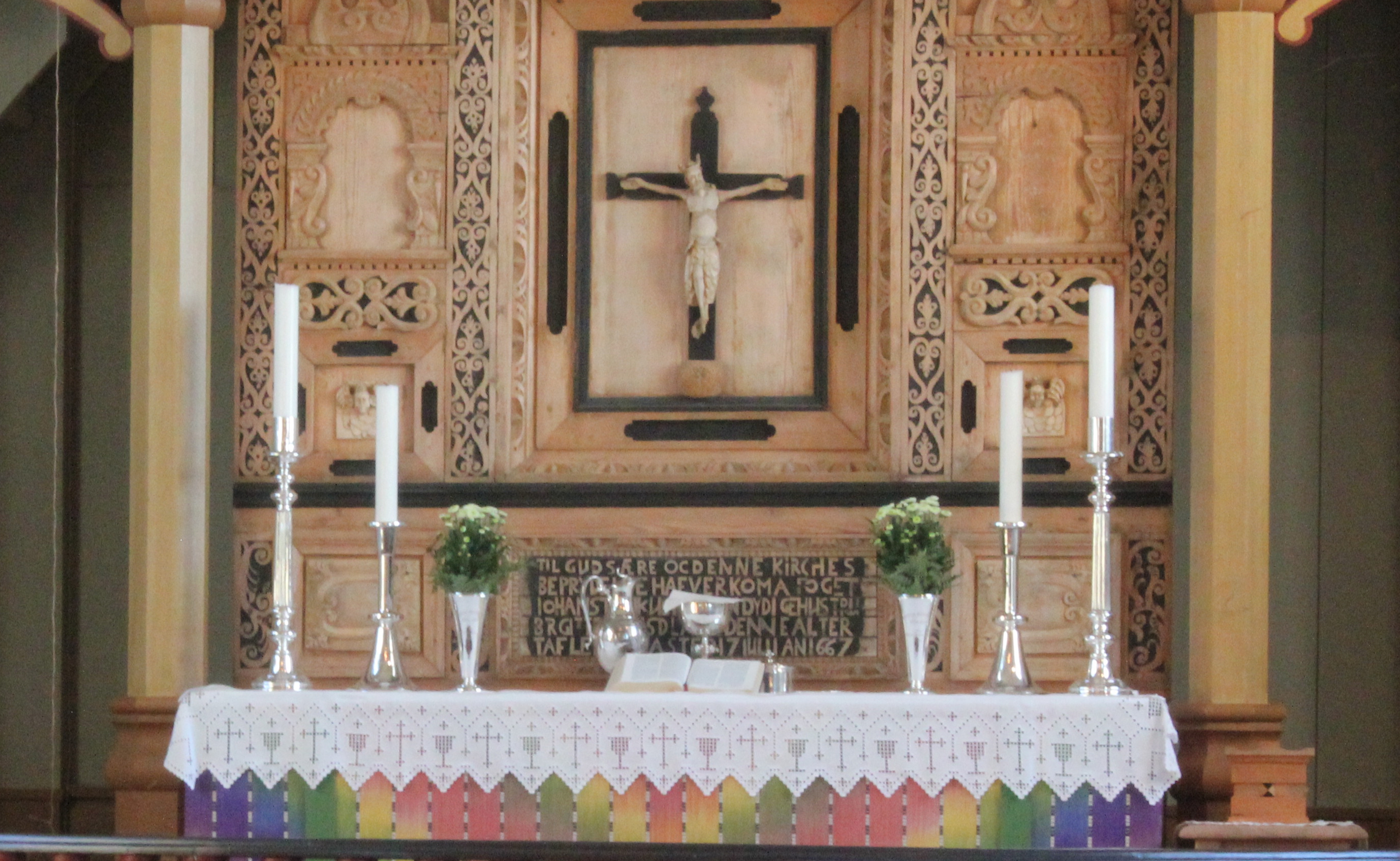 Det var her, foran alteret i Eidskog kirke, Kjell Frølich Benjaminsen og Erik Skjelnæs ga hverandre sitt ja 1. februar 2017. 