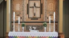 Det var her, foran alteret i Eidskog kirke, Kjell Frølich Benjaminsen og Erik Skjelnæs ga hverandre sitt ja 1. februar 2017.