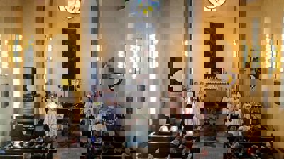 Hernes kirke i høstskrud. Foto: Guttorm Eidslott