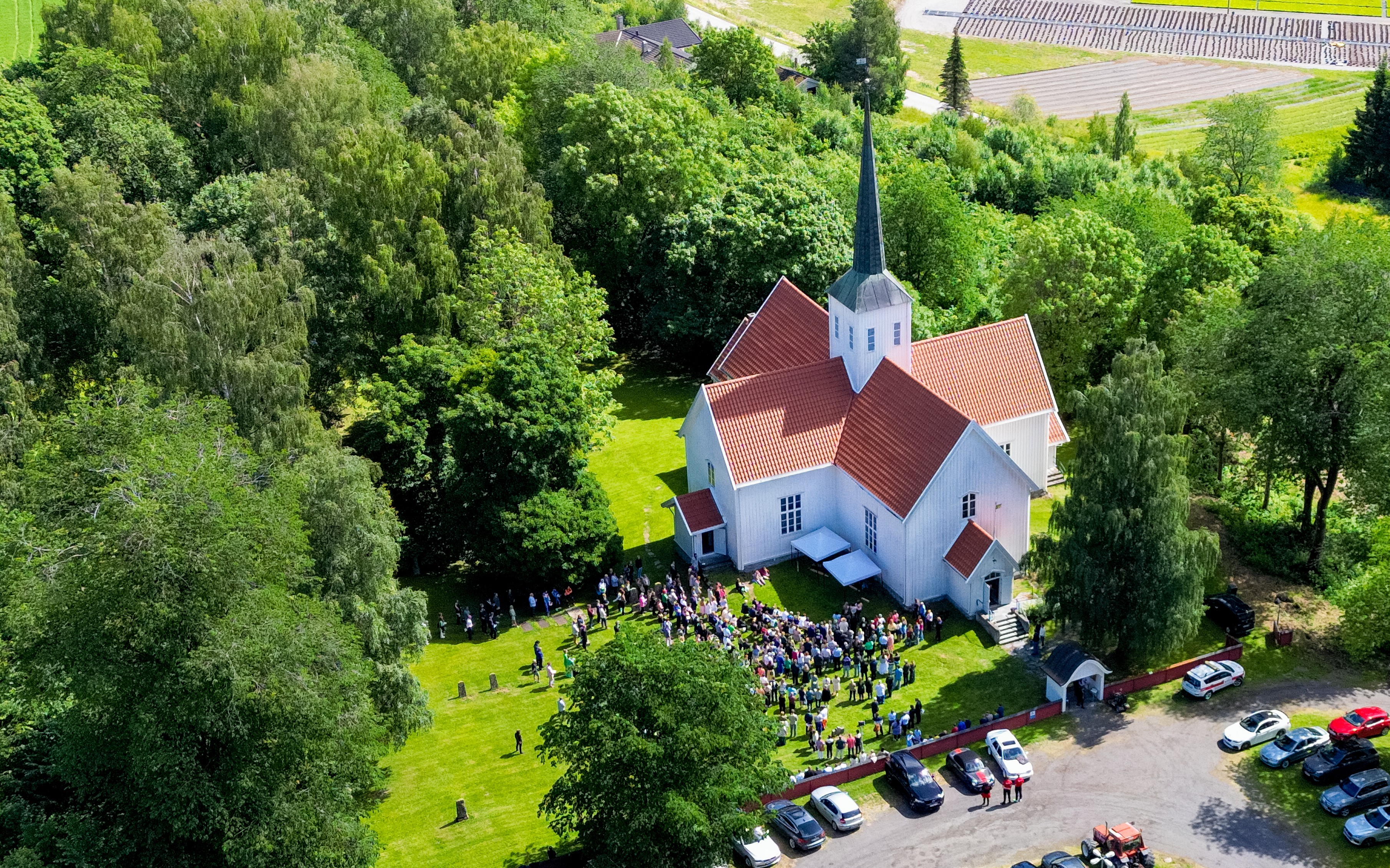 Kirken ble sentral da en 15-åring fra Biri døde i en go-kartulykke i 2024. Foto: Fredrik Hagen/OA