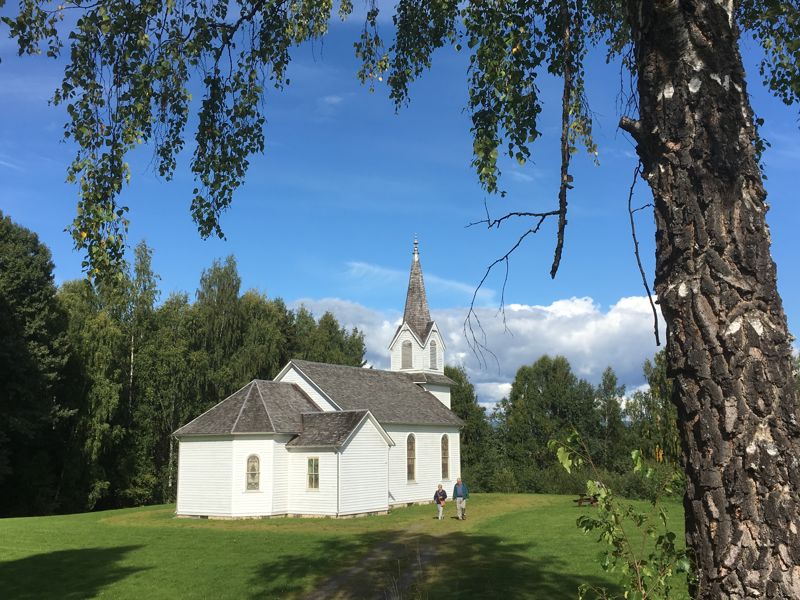Biskop Ole Kristian Bonden er med i gudstjenesten i utvandrerkirken på Ottestad. Foto: Aslaug S. Haugen.
