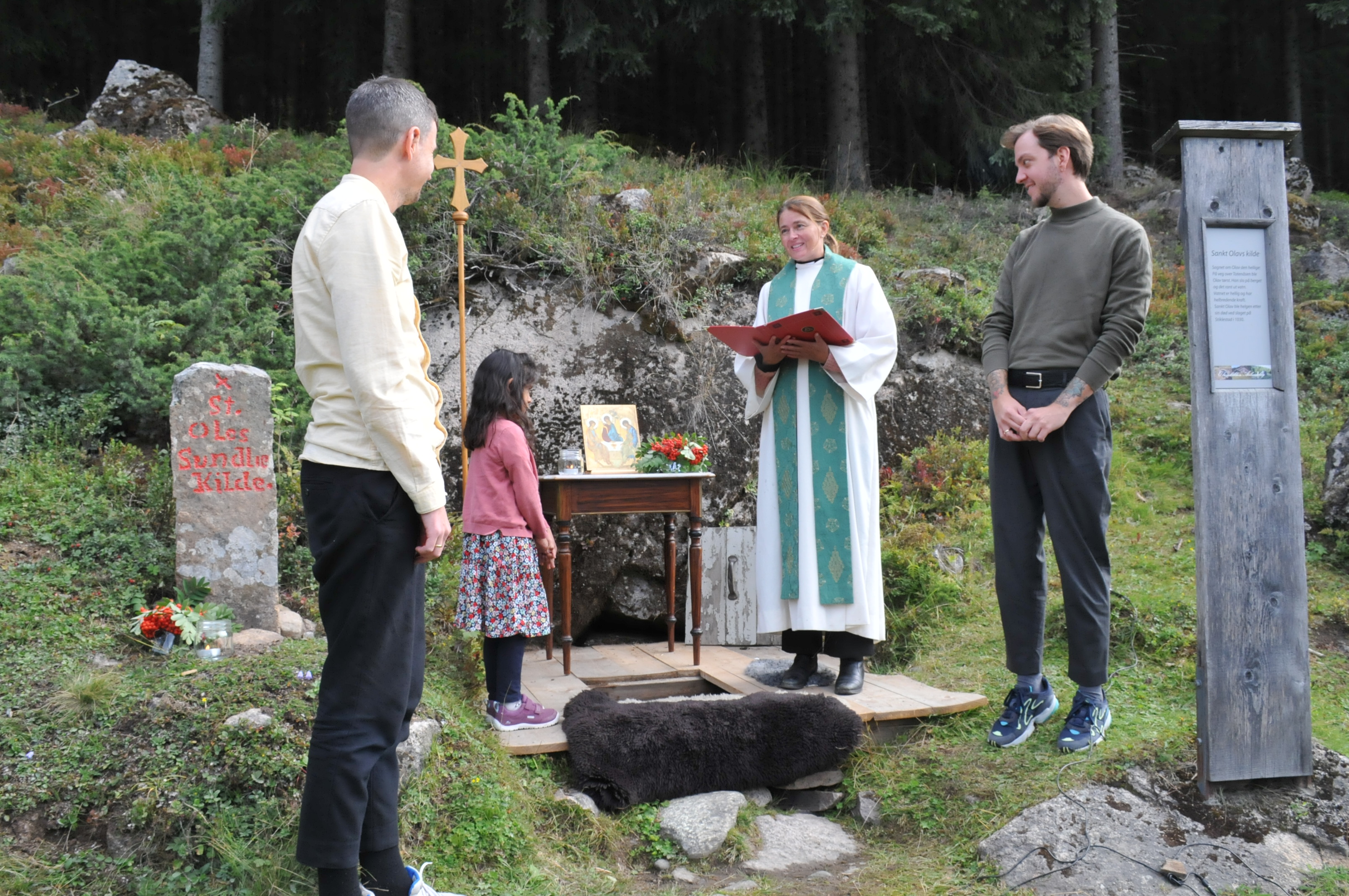 Dette er Anna Sofia med pappaene Ivar og Peder Arnt. Her er hun på dåpsdagen da hun ble døpt i Olavskilden på Totenåsen. Foto: Mina Sveen