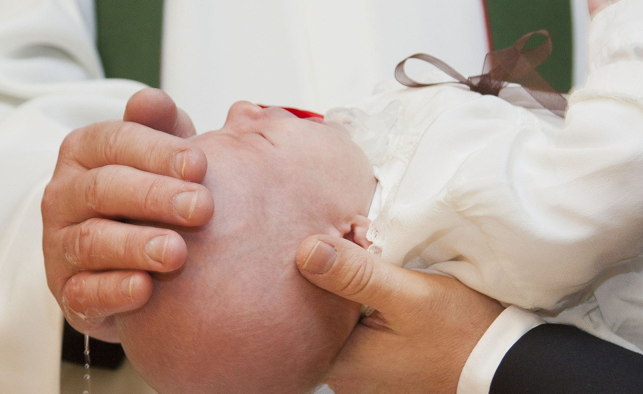 "Gjennom dåpens dype vann, kommer du til livets land ...". Foto: pixabay.com