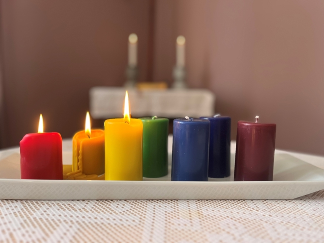 Lysa følger fastekalenderen. Gult lys for rettferd og nye tankesett. Foto: Hamar bispedømmeråd.