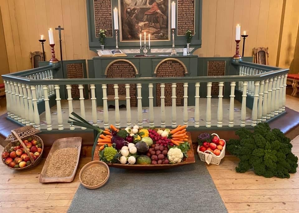 Det bugner av lokalproduserte varer til den årlige høsttakkefesten. Foto: Kolbu menighet