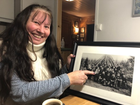 Irene Kvitfjell viser bilde av bestemoren på et samisk organisasjonsmøte ved Kjerringvatn i 1912. Foto: Jorun Vang